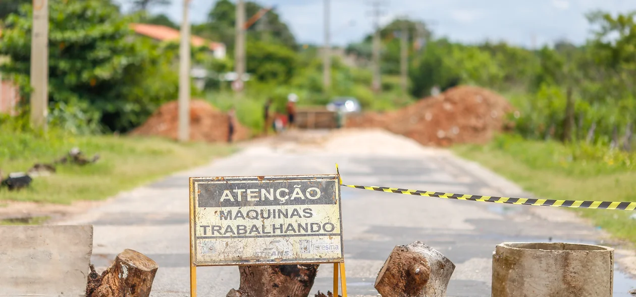 Pista interditada para construção da galeria