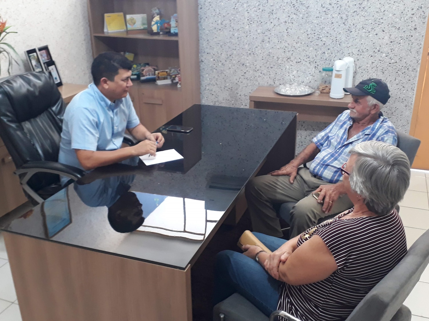 Prefeito de cocal em reunião com casal de produtores paranaenses 