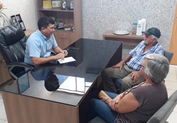 Prefeito de cocal em reunião com casal de produtores paranaenses 