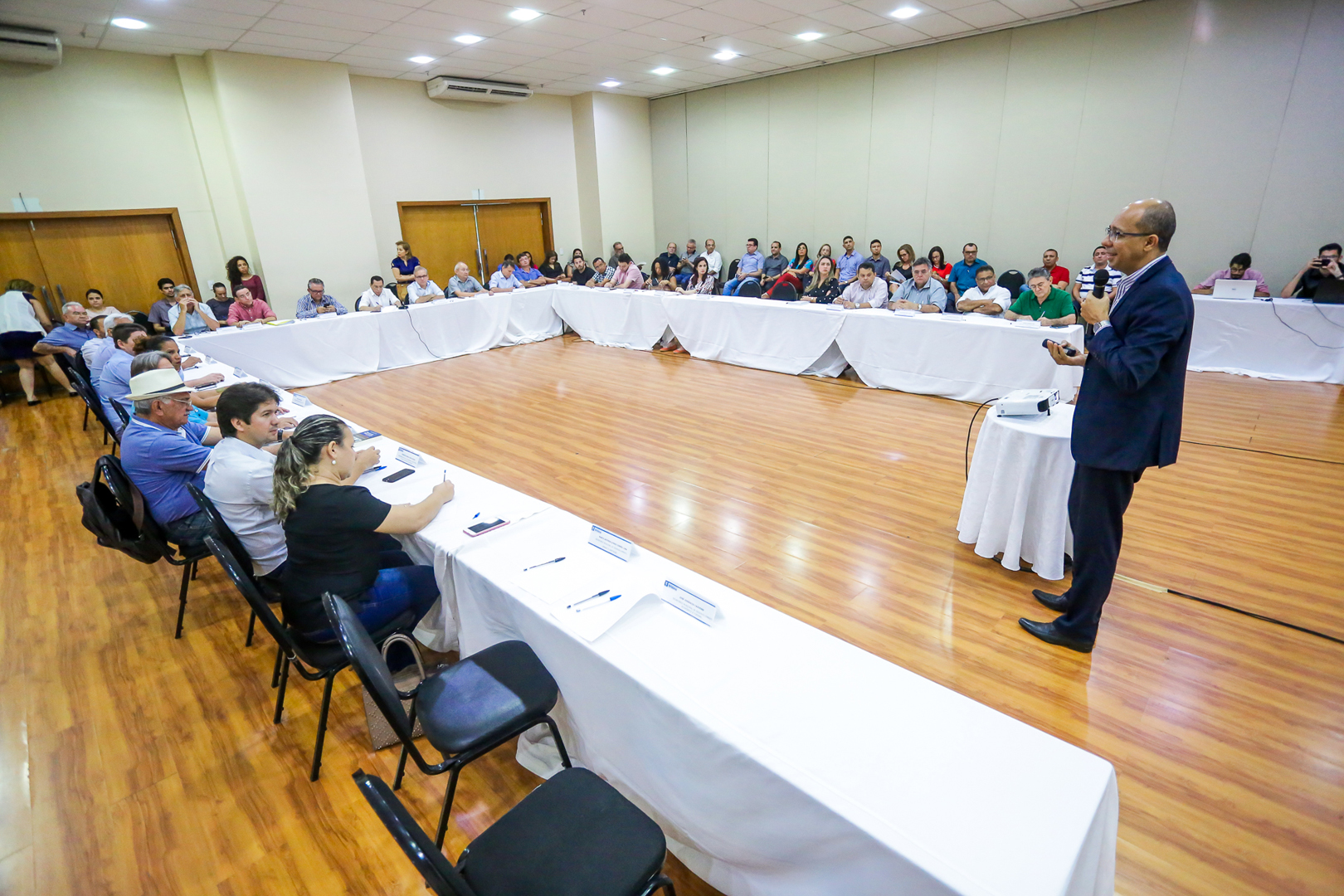 Prefeito firmino filho durante reunião com secretários 