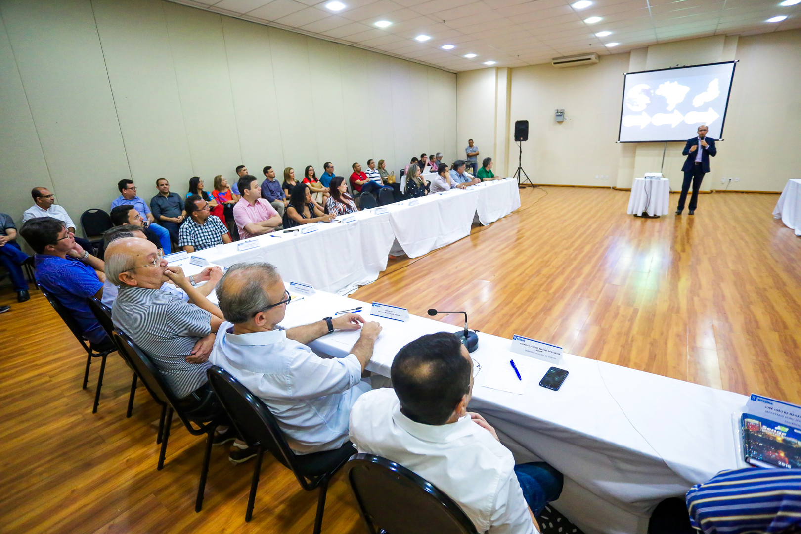 Prefeito Firmino Filho em reunião com secretários