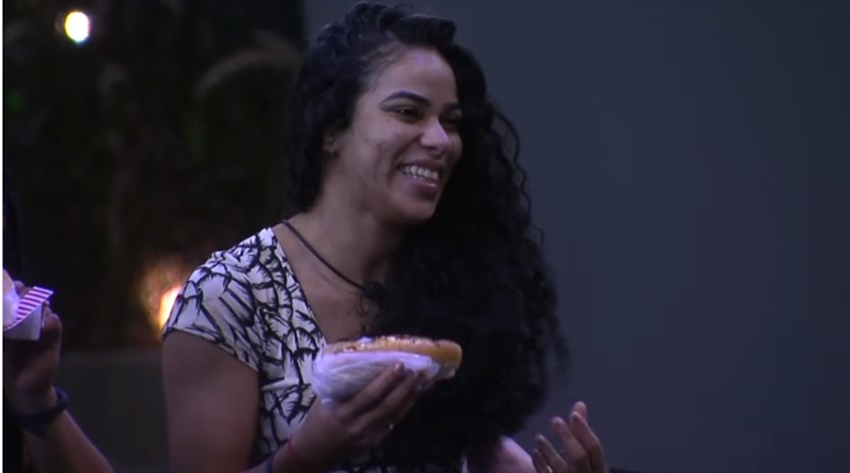 Elana durante a sessão de cinema