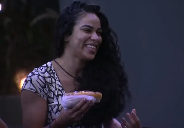 Elana durante a sessão de cinema