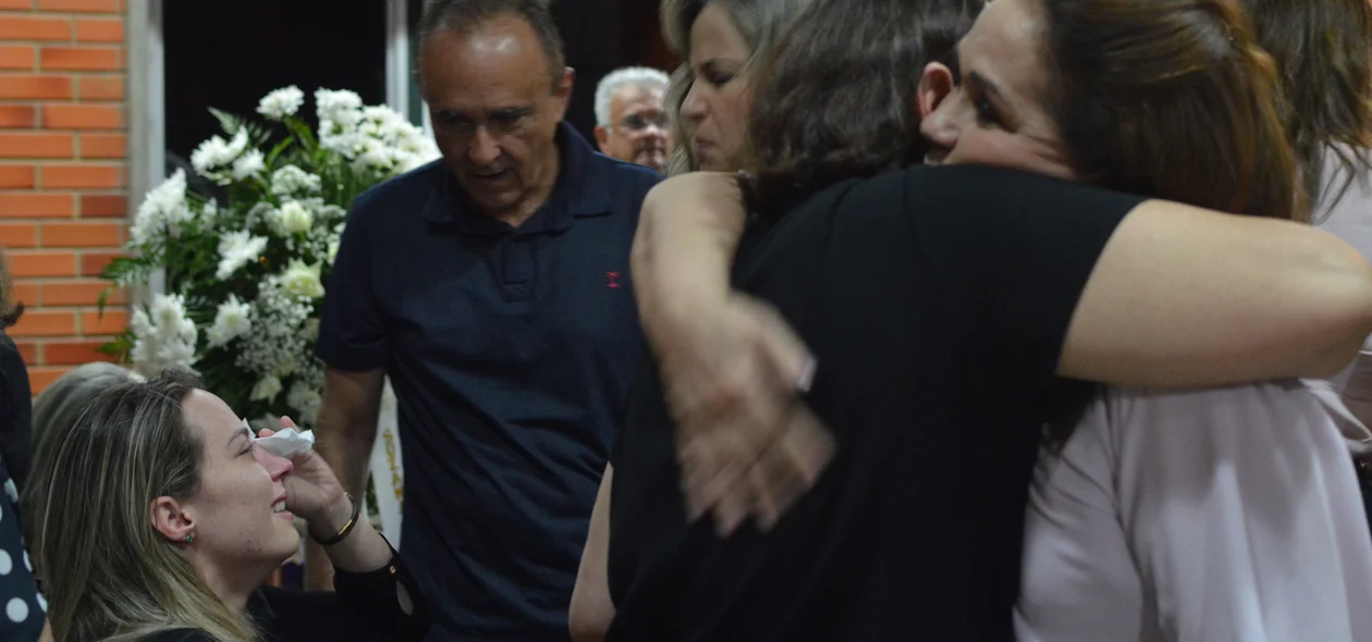 Familiares se despedem de Juarez Tapety em velório