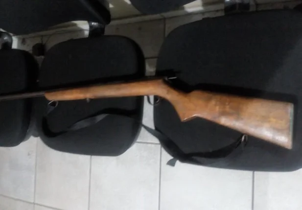 A arma foi apreendida e levada para a Central de Flagrantes de Picos