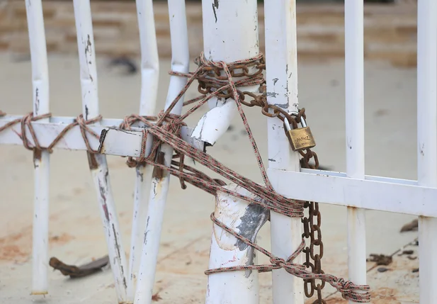 Carro invade igreja no bairro São Cristóvão 