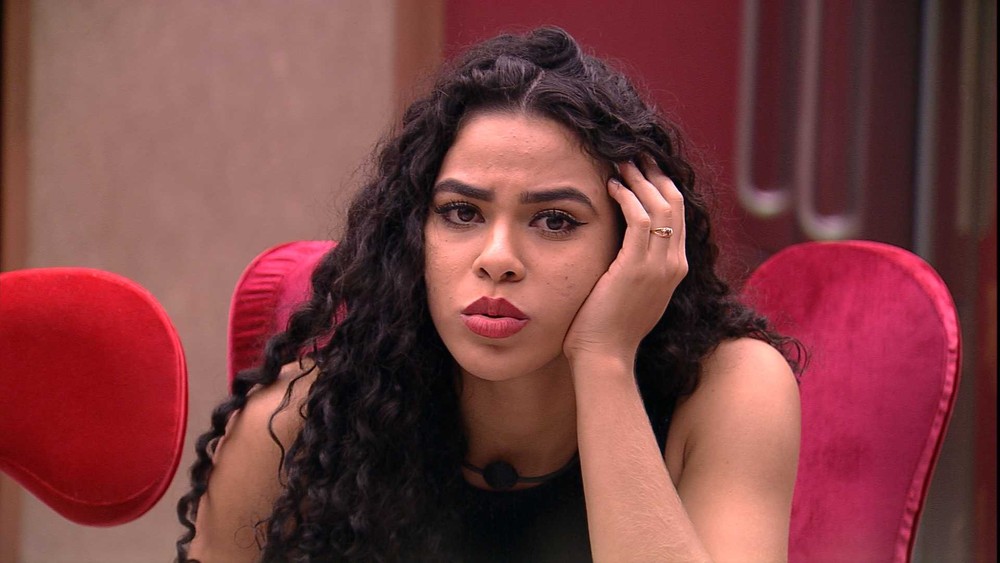 Elana descobre que Hariany está no paredão