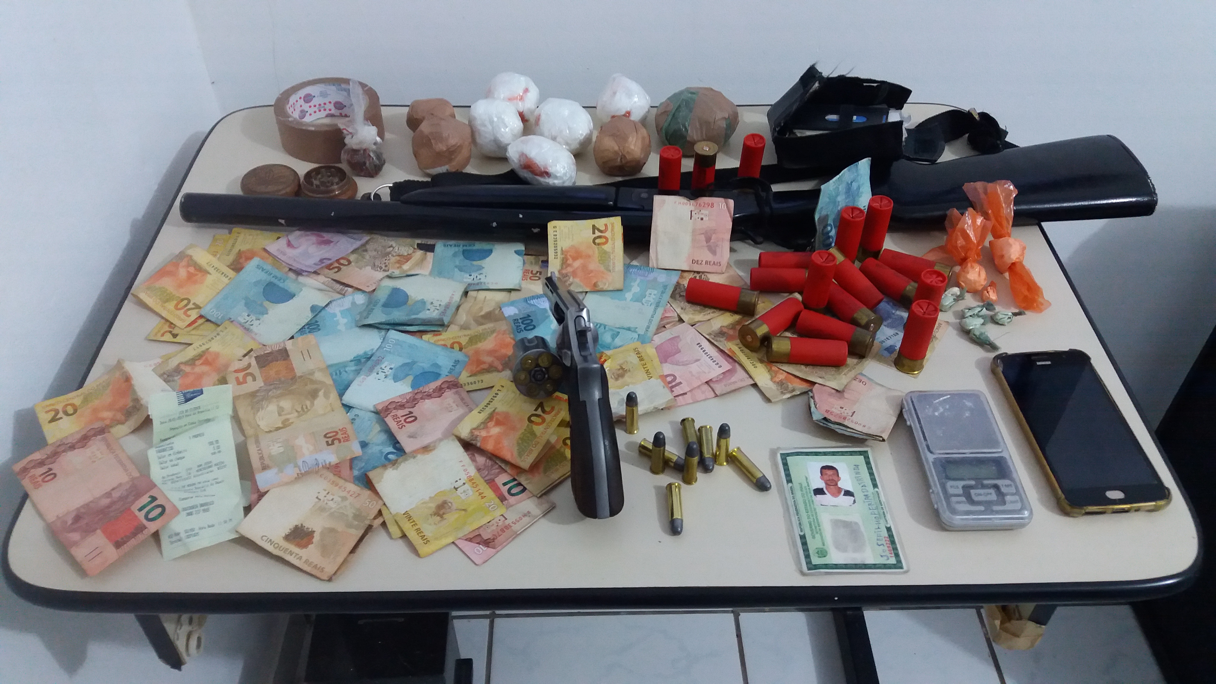 Material encontrado com o suspeito
