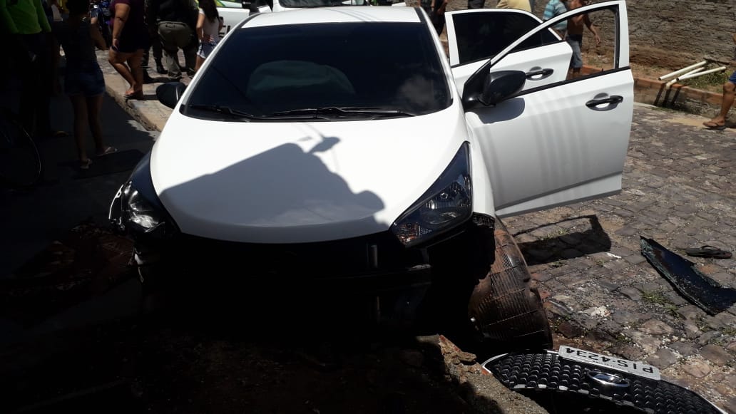 Veículo ficou com algumas avarias 