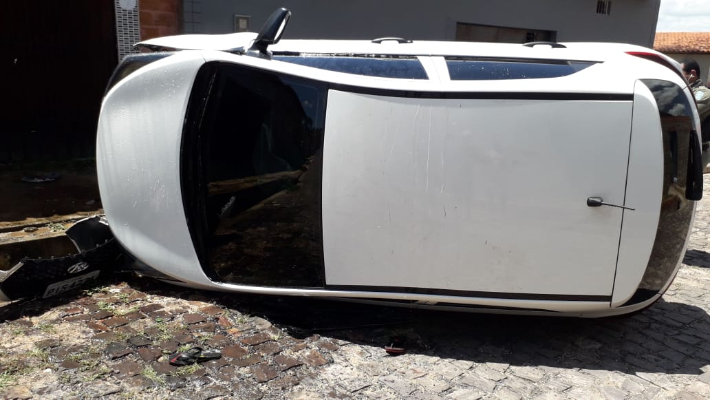 Veículo tomado de assalto tombou na Vila Irmã Dulce