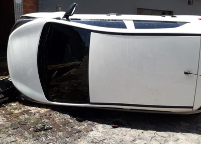 Veículo tomado de assalto tombou na Vila Irmã Dulce