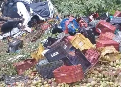 Carro de passeio ficou completamente destruído na Estaca Zero