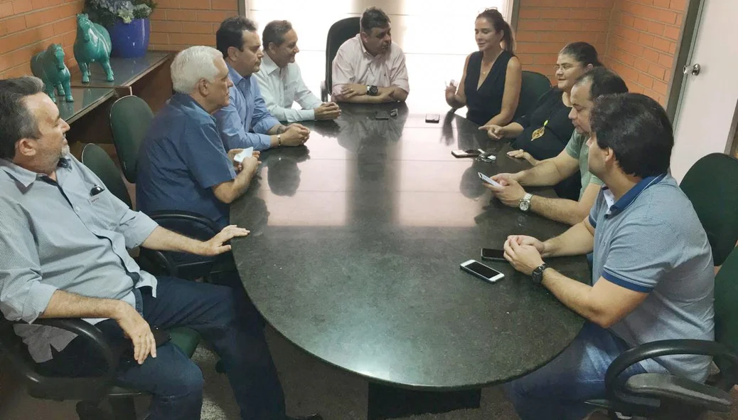 Deputados reunidos na Alepi