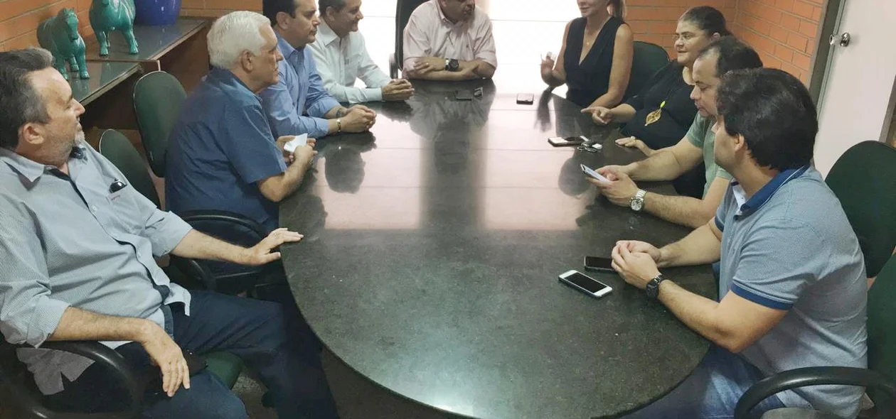 Deputados reunidos na Alepi
