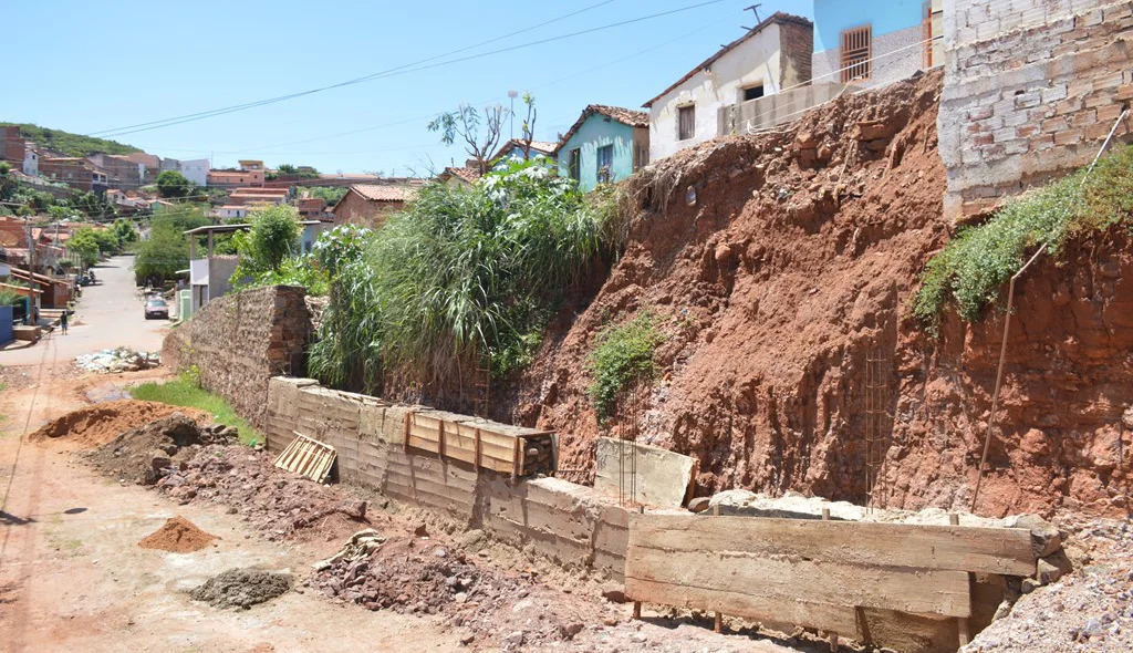 Prefeitura de Picos retoma construção de paredão no bairro Paroquial