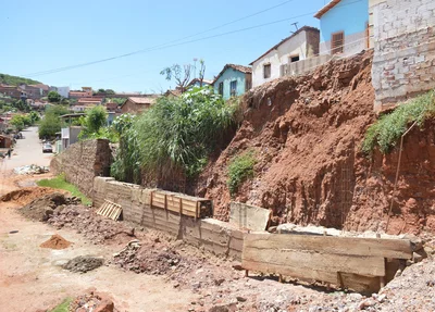 Prefeitura de Picos retoma construção de paredão no bairro Paroquial