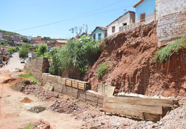 Prefeitura de Picos retoma construção de paredão no bairro Paroquial