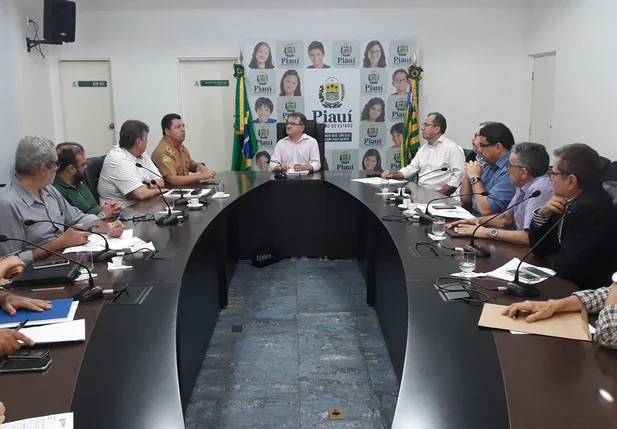 Reunião no Palácio de Karnak sobre a situação das barragens no Piauí