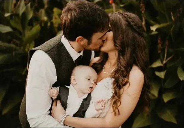 Bebê rouba a cena em ensaio de casamento dos pais ao tentar mamar