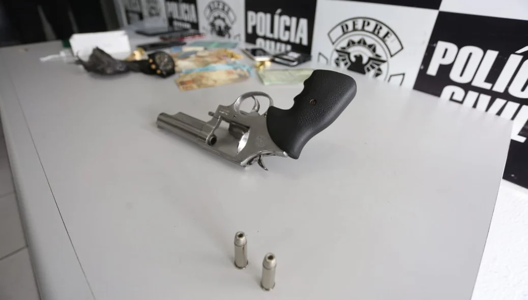 Revólver apreendido em operação da DEPRE