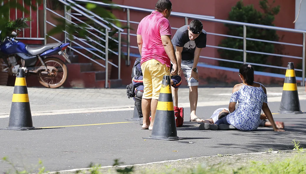 Vítima esperando o samu 