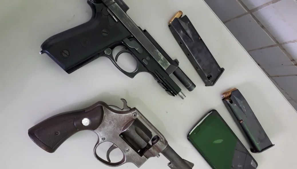 Armas de fogo encontradas com o PM do Maranhão, inclusive o revólver irregular