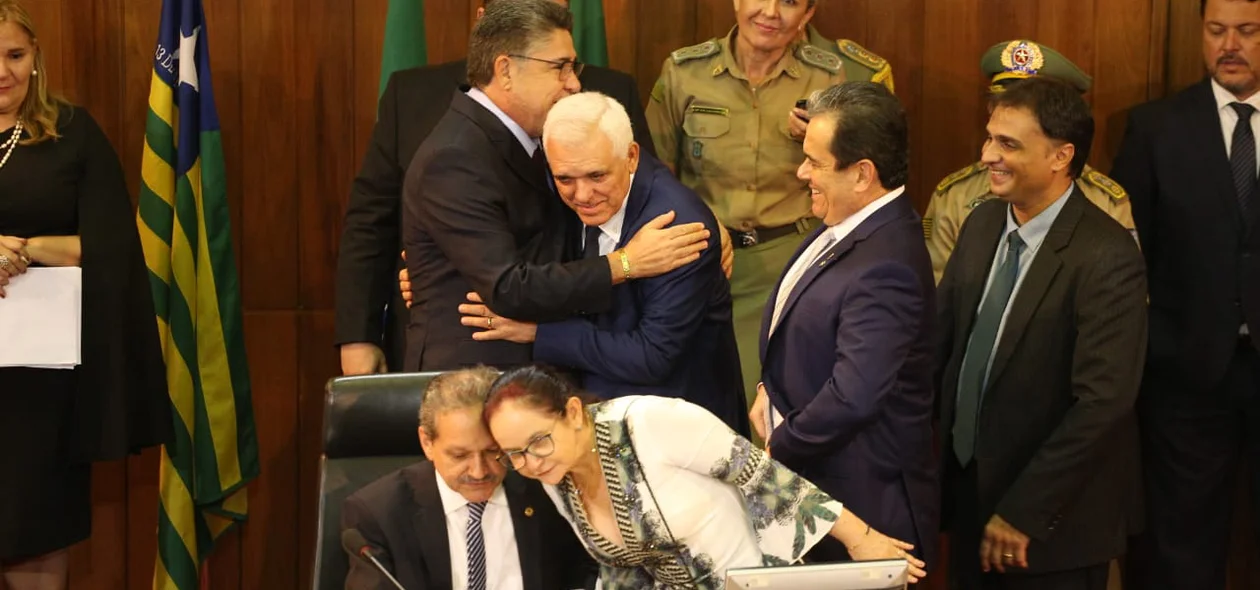 João Mádison cumprimenta Themístocles