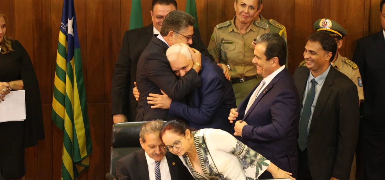 Mádison abraça Themístocles