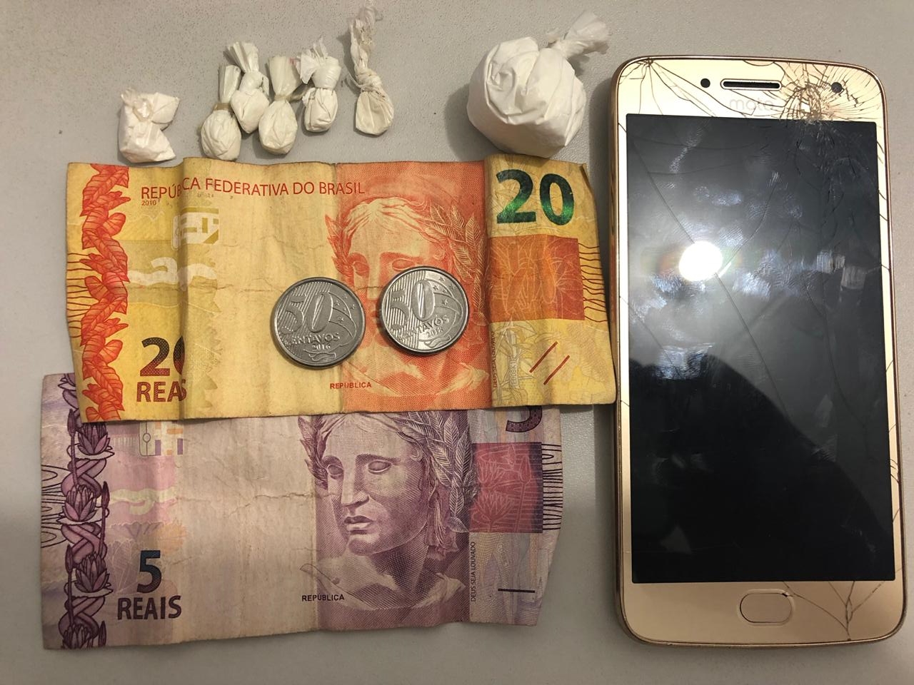 Material encontrado em poder da suspeita