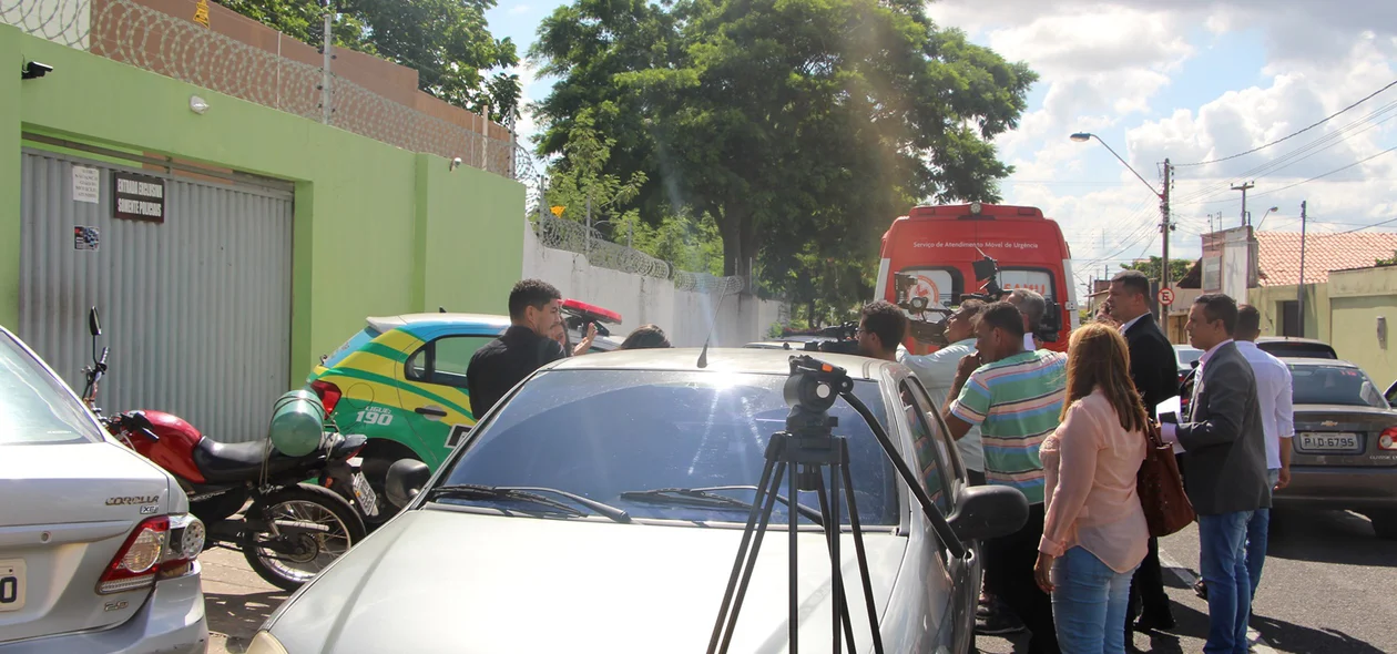 Movimentação em frente a Central de Flagrantes de Teresina