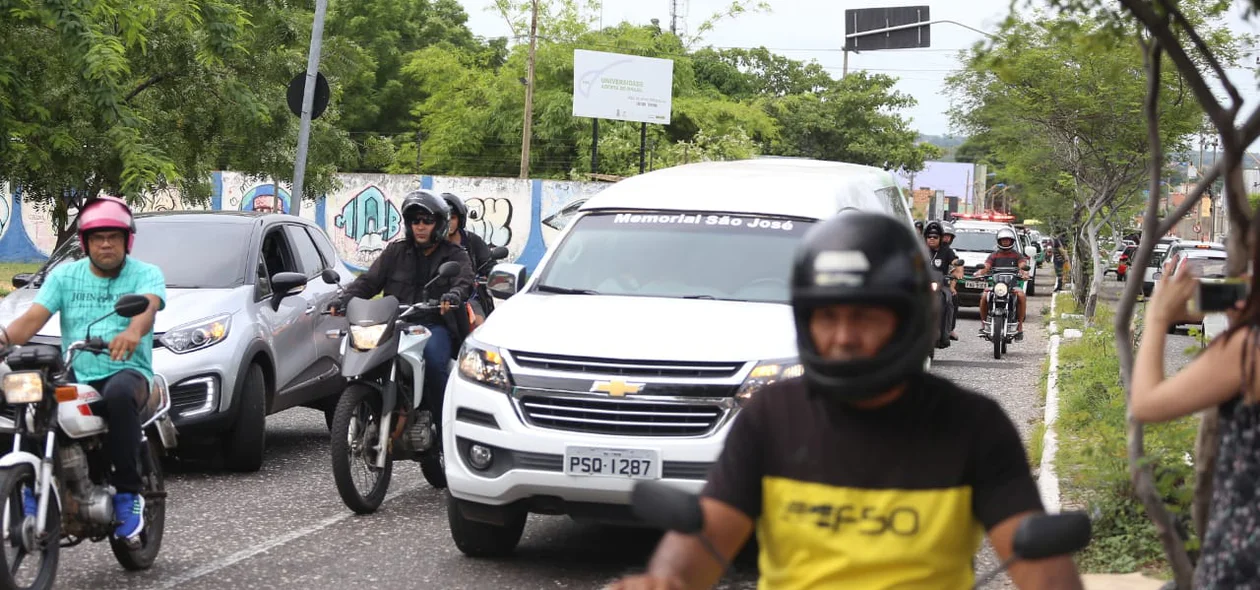 Carro com o corpo do cabo Samuel Borges