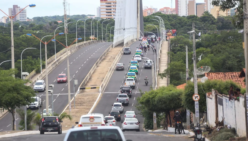 Carros de familiares e viaturas acompanharam o corpo de Samuel Borges até o sepultamento
