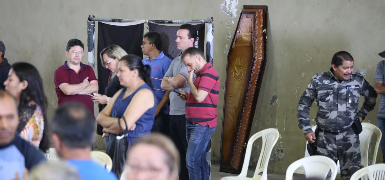 Familiares e amigos prestam as últimas homenagens ao cabo Samuel Borges
