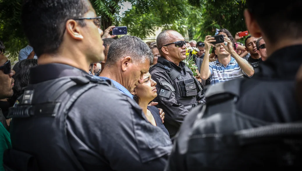 Familiares no sepultamento 