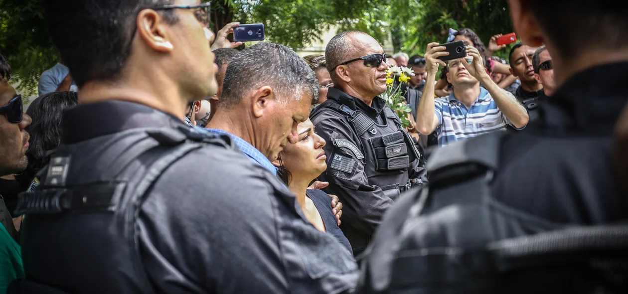 Familiares no sepultamento 