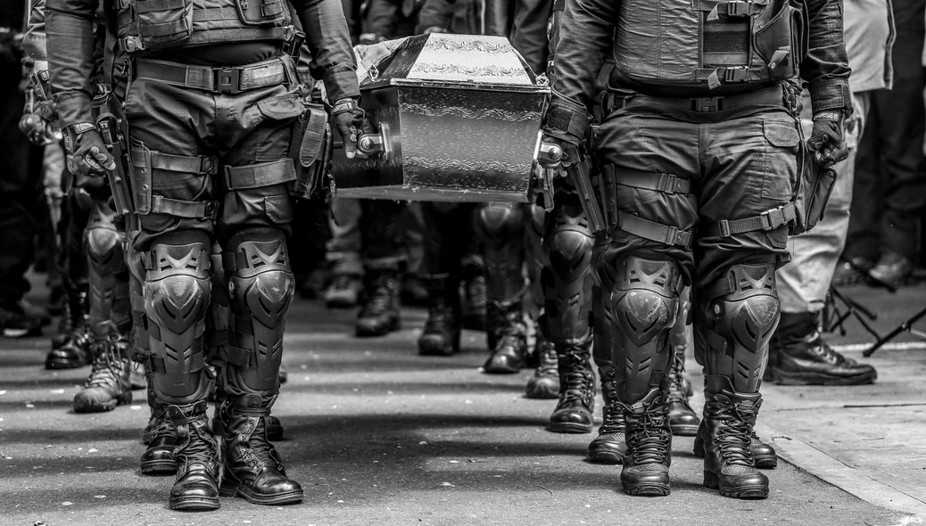 Polícia Militar levando o corpo do amigo de farda 