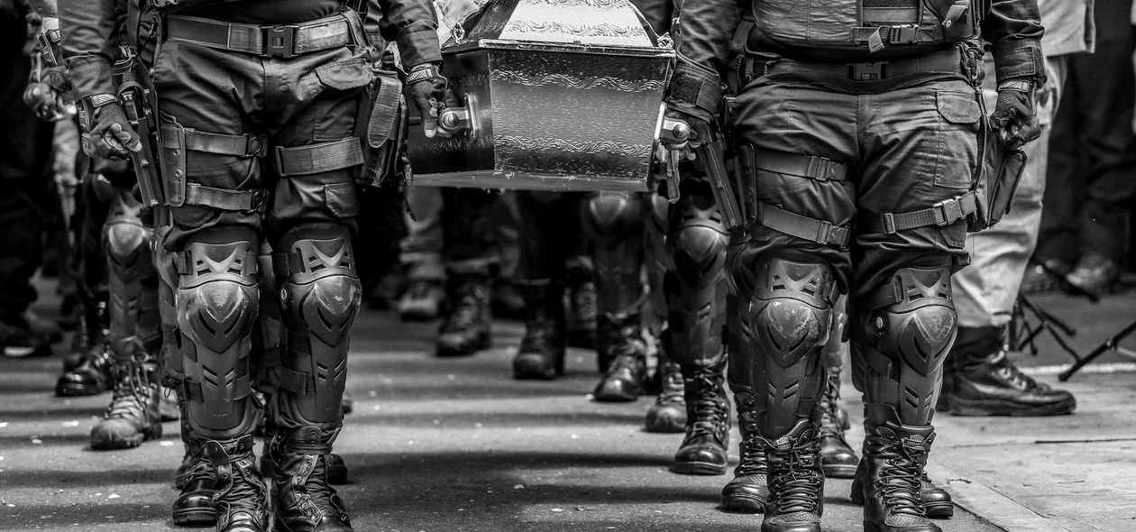 Polícia Militar levando o corpo do amigo de farda 