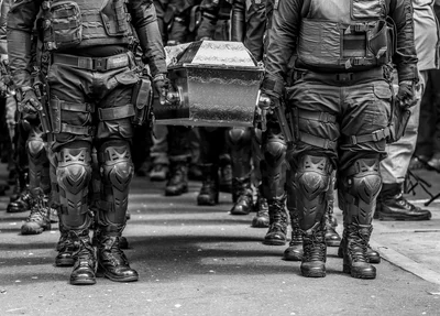 Polícia Militar levando o corpo do amigo de farda 