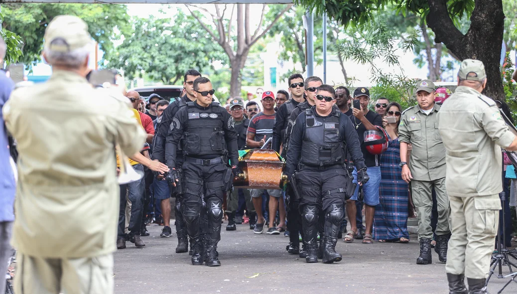 Policiais levando o corpo de Samuel Borges