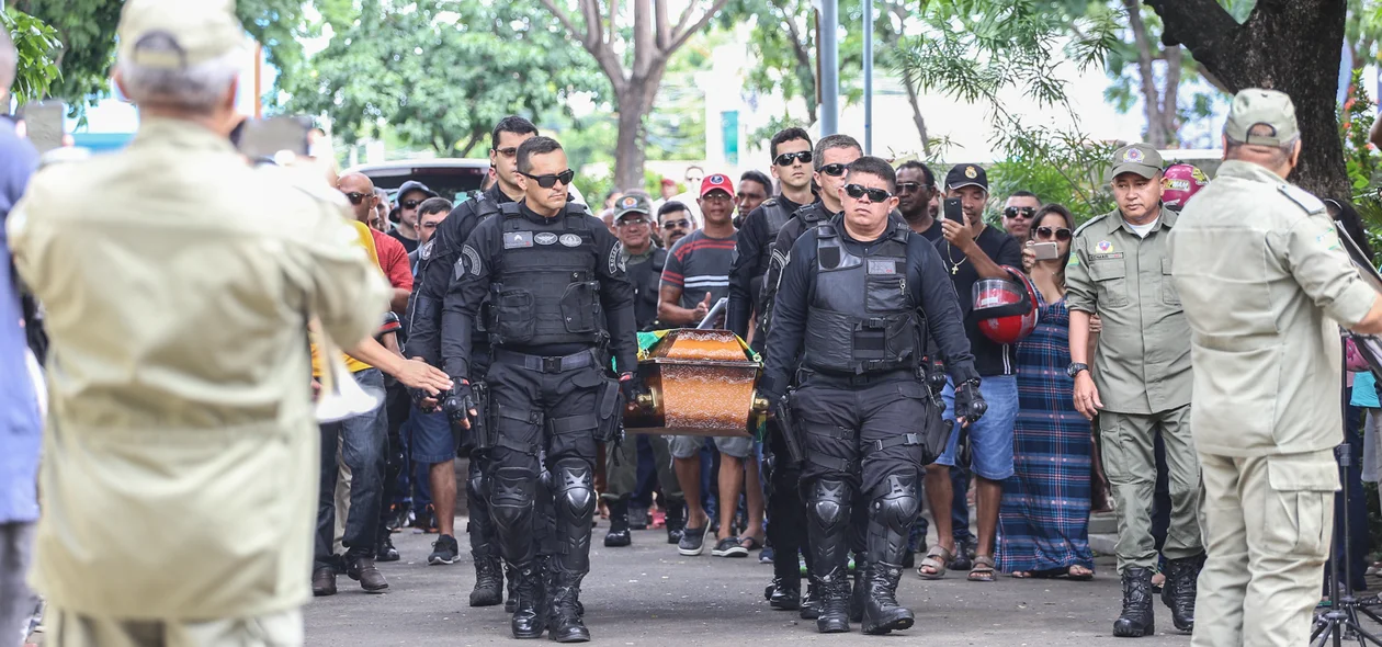 Policiais levando o corpo de Samuel Borges