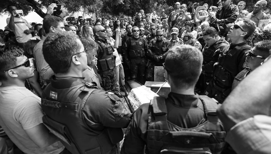 Policias da Rocam prestam a ultima homenagem 