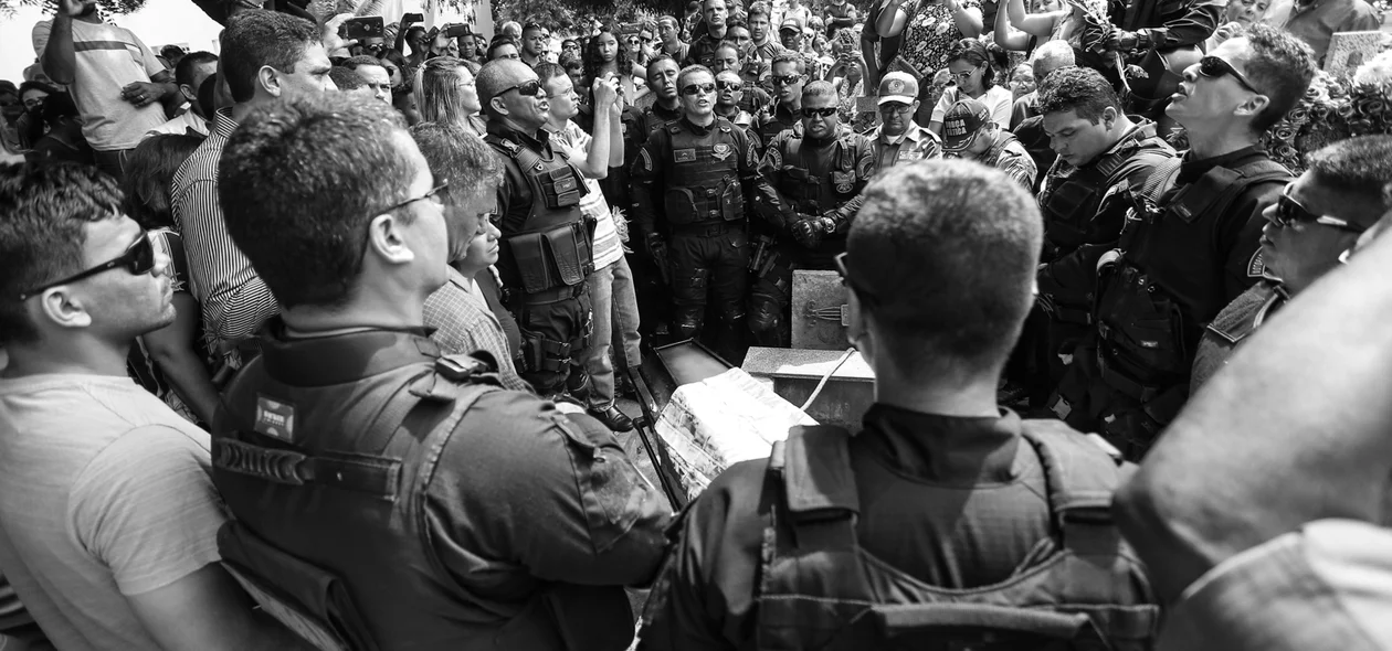 Policias da Rocam prestam a ultima homenagem 