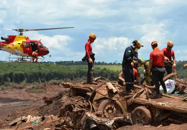 Escombros de casas e máquinas são encontrados no local da tragédia