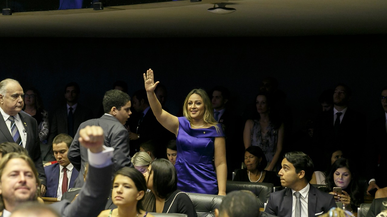 Rejane Dias toma posse na Câmara Federal