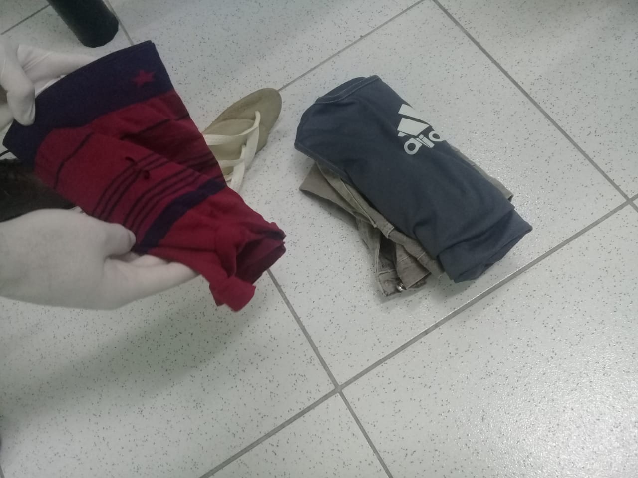Roupas que o acusado abandonou na residência da vítima