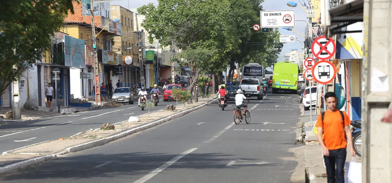 Avenida principal do Dirceu