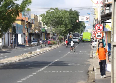 Avenida principal do Dirceu