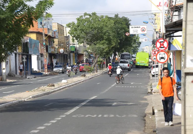 Avenida principal do Dirceu