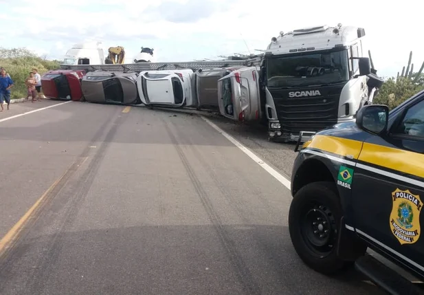 Caminhão que tombou na BR 407