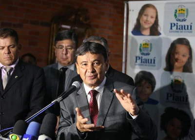 Governador Wellington Dias discursa